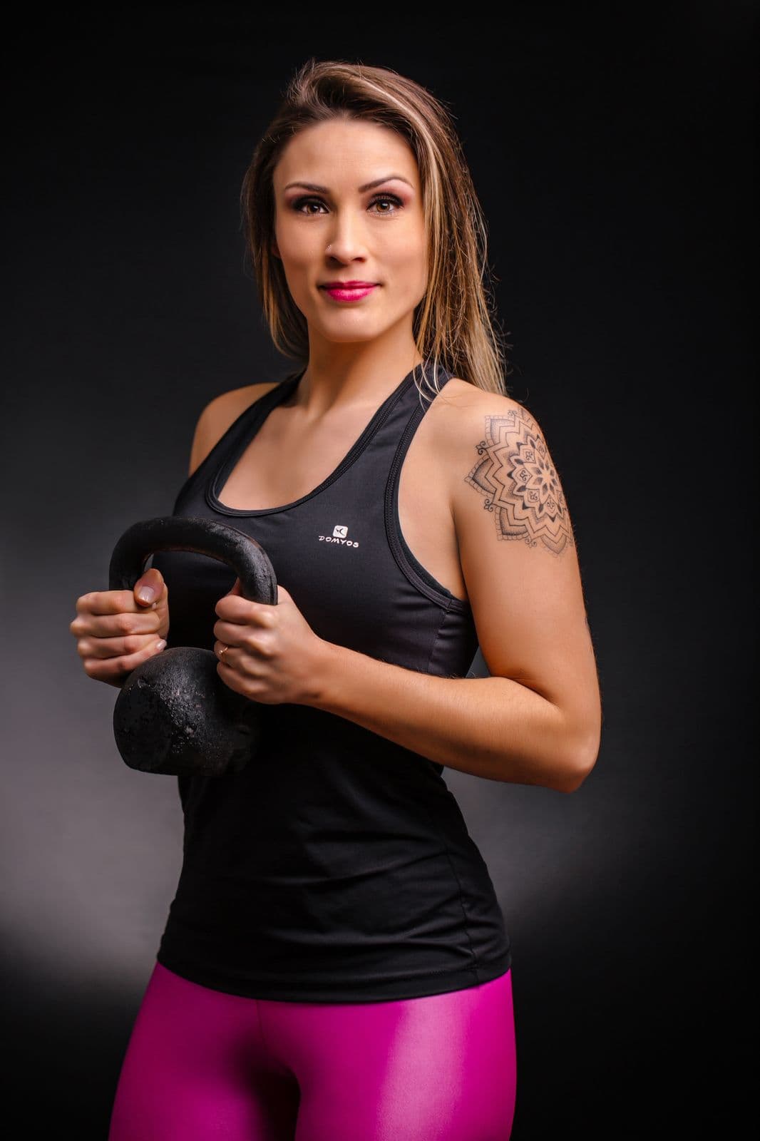 Nicole Frigotto, personal trainer, segurando um kettlebell